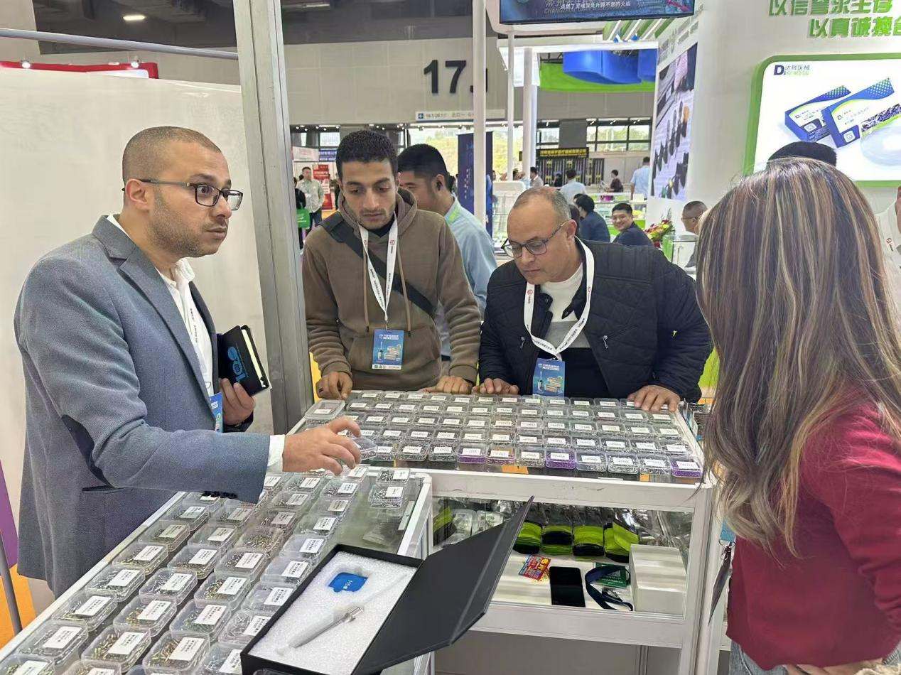 Yamei Medical brille à l'exposition dentaire internationale, menant la tendance des accessoires d'implant innovants